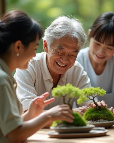 複数の参加者がテーブルを囲んで、お互いの作品を見せ合いながら楽しそうに会話している。