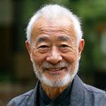 ベテラン庭師、鈴木健一氏の穏やかな笑顔の肖像写真。